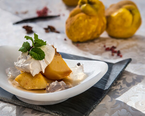 Membrillos cortados y preparados con nata para postre.