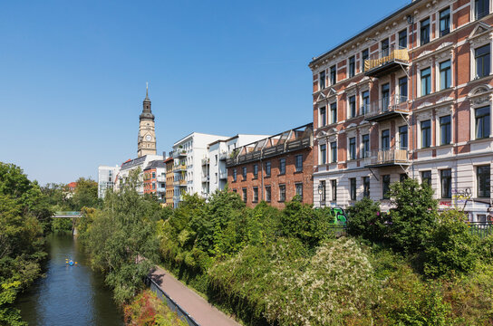 Germany, Saxony, Leipzig, Row of townhouses standing along Karl-Heine-Kanal in summer