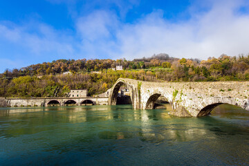 Fototapeta na wymiar The bridge crosses the Serchio River.
