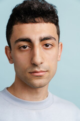 Obraz premium Young middle eastern man posing and looking at camera