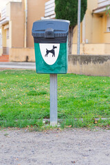vista frontal de una papelera de color verde para depositar el excremento de perro