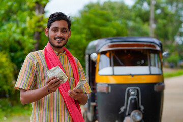 Indian auto rikshaw driver counting money - obrazy, fototapety, plakaty