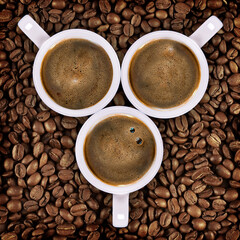 Tazas de café entre granos de café.