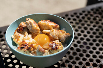 山やキャンプで食べるアウトドアごはん・山ごはん【焼き鳥丼】