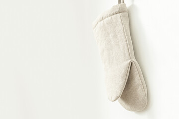 Beige oven mitt kitchen accessory