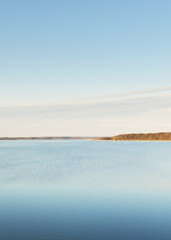 Vue aérienne panoramique du lac de la forêt bleue (rivière) au coucher du soleil. Soleil doux, ciel dégagé, reflets sur l& 39 eau. Début du printemps. Paysage pastoral idyllique. Nature, environnement, écologie, écotourisme
