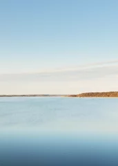 Tuinposter Blauw Panoramisch luchtfoto van het blauwe bosmeer (rivier) bij zonsondergang. Zacht zonlicht, heldere lucht, reflecties op het water. Vroege lente. Idyllisch pastoraal landschap. Natuur, milieu, ecologie, ecotoerisme