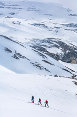 Tourengeher im hochalpinen Gelände