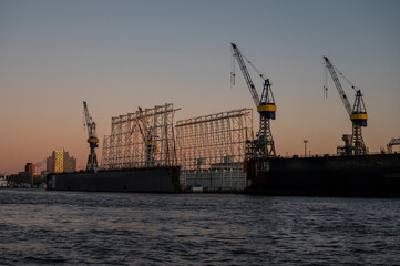 Obraz premium Empty dock in the harbour of Hamburg with the Elbphilharmonie in the evening