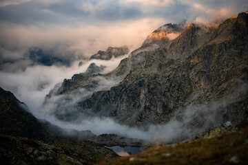 coucher de soleil et brouillard sur la montagne