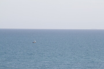 Mar Mediterráneo en un día soleado de verano.