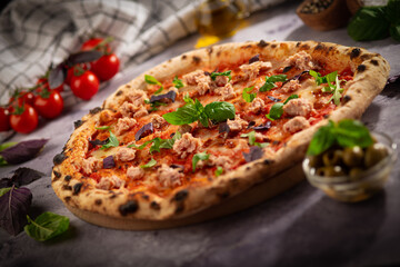 pizza with tuna and basil