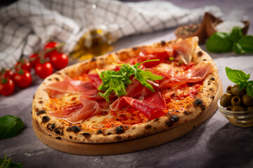 pizza with parma ham and arugula