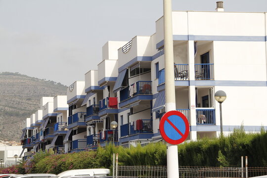 Se&ntilde;alizaci&oacute;n callejera en el centro de un pueblo.