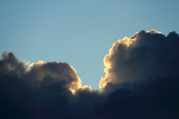 Coucher de soleil sur ciel de tra&icirc;ne