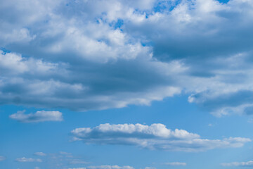 Fototapeta na wymiar 青空に浮かぶ厚い雲