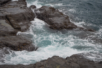 Fototapeta premium waves crashing on rocks