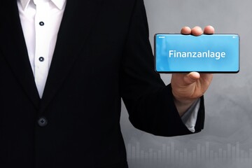 Finanzanlage. Mann zeigt Telefon (Handy) mit Wort im Display. Weißer Text auf blau.