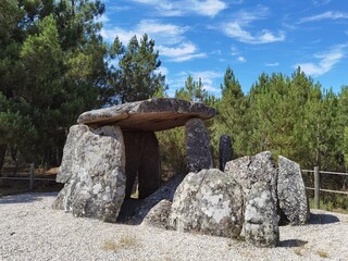 Monumento megalítico em grandes pedras, Anta ou pala da Moura em Vilarinho da Castanheira, Portugal