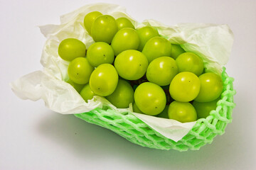 美味しい高級葡萄　シャインマスカット　白背景　コピースペースあり	