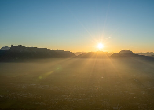 Salzburg Gaisberg Sonnenuntergang Berge Sonne Nebel Stadt Dramatisch © Peter