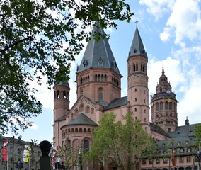 Fototapeta premium Historische Kathedrale in der Altstadt von Mainz, Rheinland - Pfalz