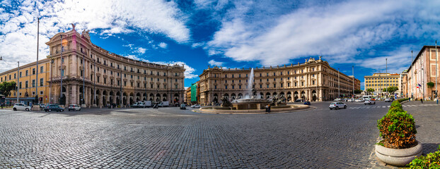 Roma – Piazza della Repubblica con al centro  la fontana delle Naiadi opera del palermitano Mario...