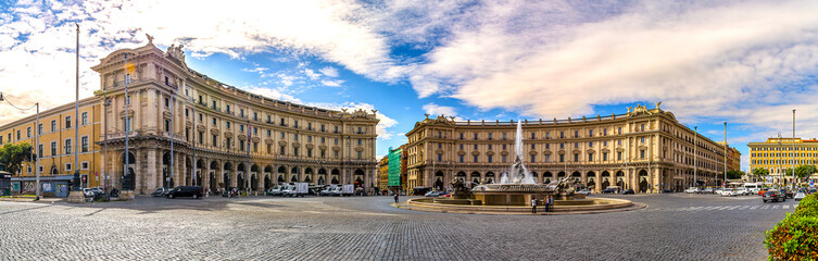 Fototapeta na wymiar Roma – Piazza della Repubblica con al centro la fontana delle Naiadi opera del palermitano Mario Rutelli