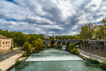 Roma – il fiume Tevere il cui corso attraversa tutta la città. 