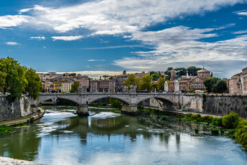 Fototapeta na wymiar Roma – il fiume Tevere il cui corso attraversa tutta la città. 