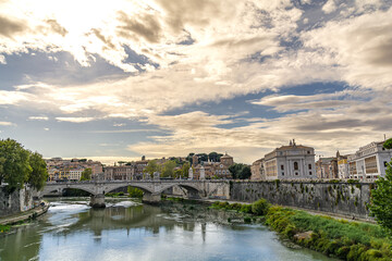 Fototapeta na wymiar Roma – il fiume Tevere il cui corso attraversa tutta la città. 