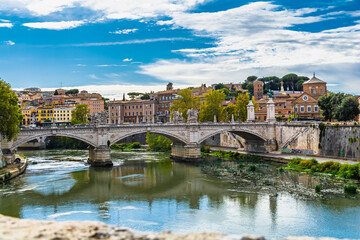 Obraz na płótnie Canvas Roma – il fiume Tevere il cui corso attraversa tutta la città. 
