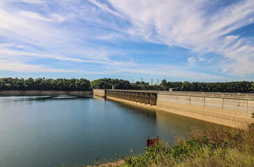 Fototapeta premium Top of the Bull Shoals Dam and Lake in Bull Shoals, Arkansas 