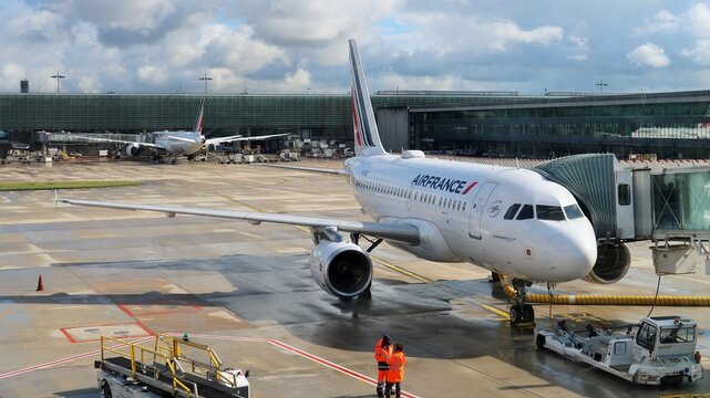 Avion Airbus A318 de la compagnie a&eacute;rienne fran&ccedil;aise Air France KLM, sur le tarmac du terminal 2F de l&rsquo;a&eacute;roport de Paris Roissy Charles de Gaulle &ndash; octobre 2021 (France)