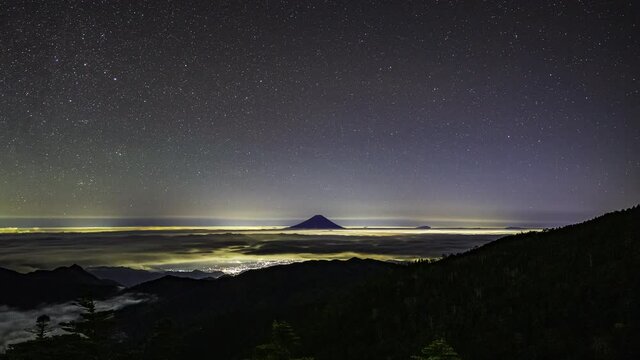 深夜の雲海に浮かぶ富士山とカノープス（広角）