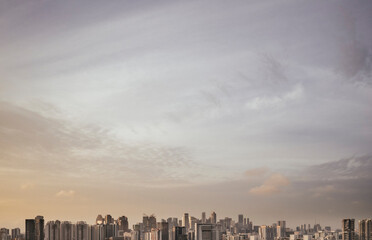 Fototapeta premium Wispy clouds above Singapore city skyline at sunrise