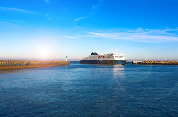Fototapeta premium Calais (Hauts-de-France) : ferry à l'entrée de la jetée du port