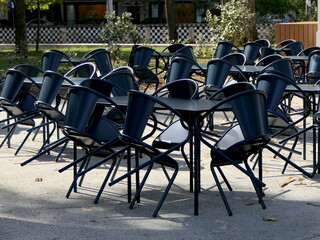 leere Stühle in einem Café