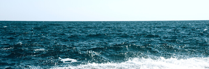 Obraz premium Deep blue ocean water and blue sky background. Horizon of the sea. Banner