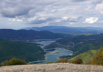 Fototapeta na wymiar scenica vista del lago del Turano dal Monte Cervia in italia