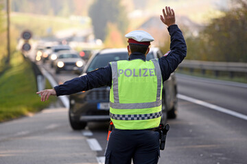 Ausreisekontrollen aus Corona-Hochinzidenz-Risikogebiet Gmunden durch Bundesheer und Polizei, Österreich, Europa