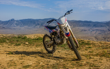 Obraz premium Sports motorcycle on a background of mountains