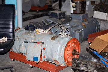 Wait for the tower crane motor for maintenance checks. including the motor wire hook