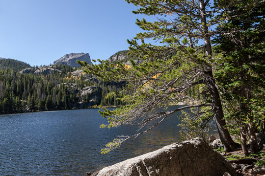 Am Ufer des Sprague Lake im Rocky Mountains National Park mit Blick auf Hallet Peak