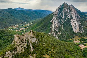 Fototapeta na wymiar Puilaurens medieval castle and mountains