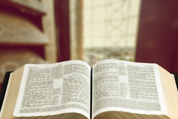 Obraz premium A Jewish Torah textbook on a Synagogue indoor background.