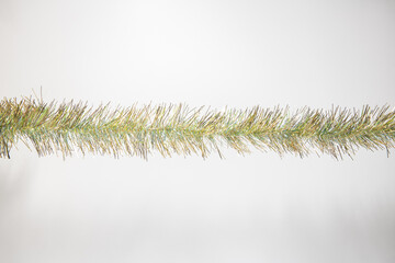 Guirlande de noel jaune et verte sur fond blanc