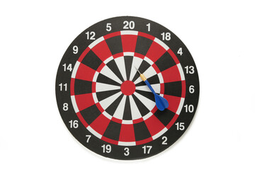 Obraz premium Dart board with blue dart isolated on white background.