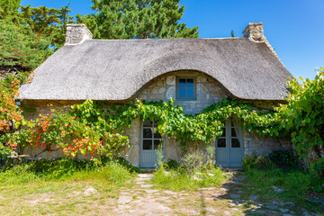 Fototapeta na wymiar Brittany, Ile aux Moines island in the Morbihan gulf, thatched cottage in the village 