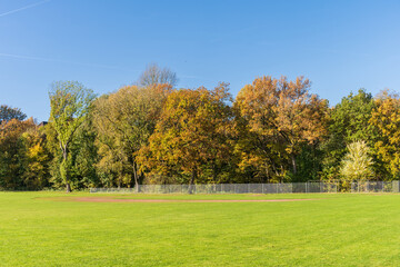Naklejka premium Parkanlage Moorteichwiese in Kiel mit Vegetation in bunten Herbstfarben